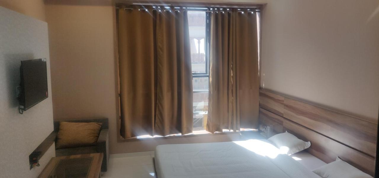 Hotel Giri Shankara Indore