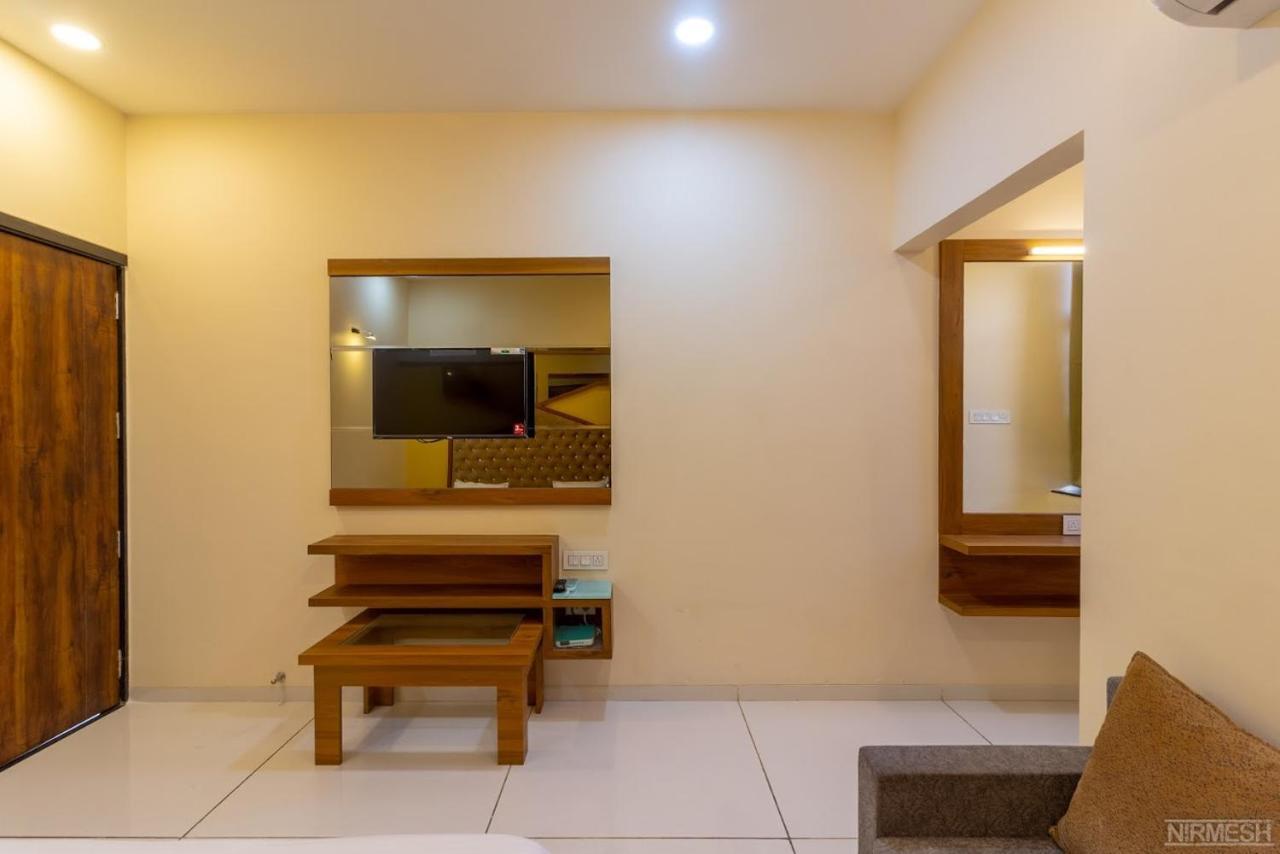 Giri Shankara Hotel